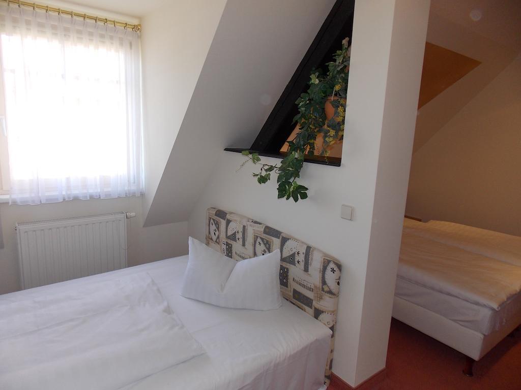 Gasthof Und Landhotel Zur Ausspanne Klipphausen Стая снимка